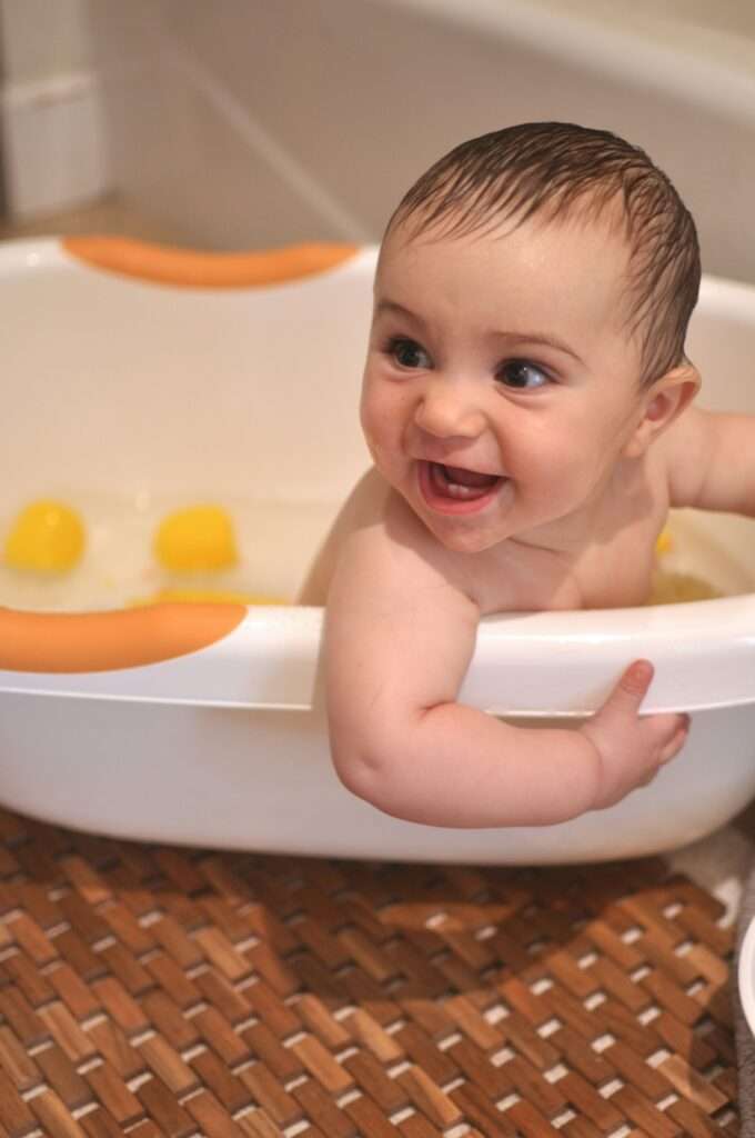 baignoire bébé sur pied pliable
